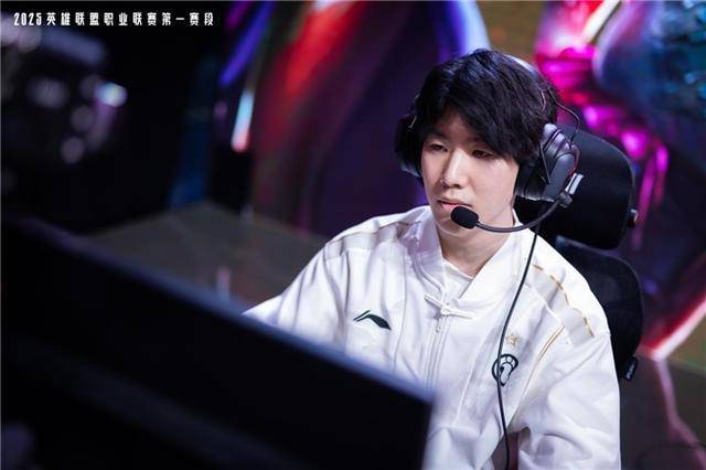 25-2026LPL共赴电竞新征途！开元ky棋牌傲风G7电竞椅助力20