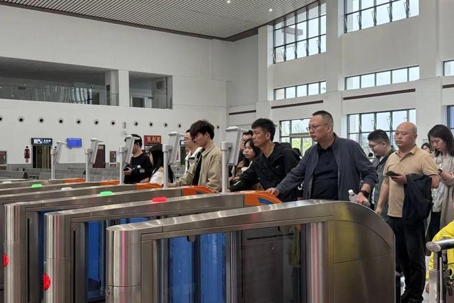 高峰请大家合理规划出行时间开元ky棋牌将迎返程客流(图3)