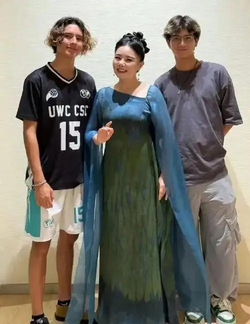 几乎瘫痪3个月下不了床疑曝光离婚隐情开元棋牌试玩50岁龚琳娜自曝曾患病(图2)