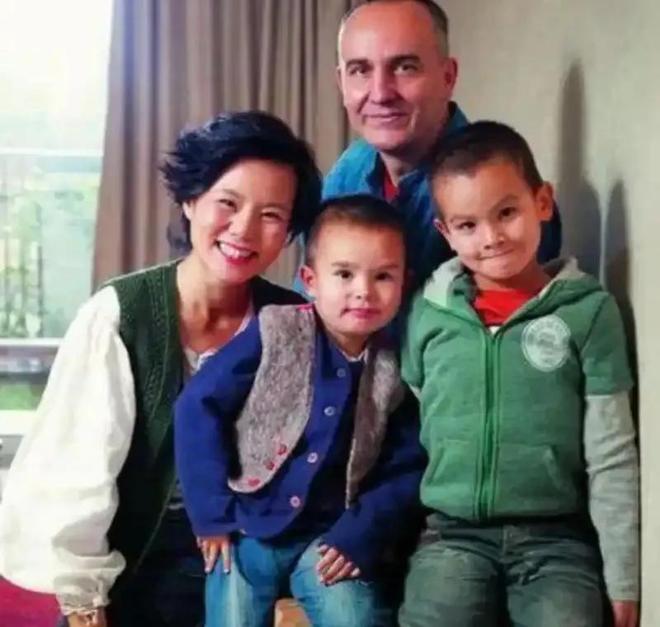 几乎瘫痪3个月下不了床疑曝光离婚隐情开元棋牌试玩50岁龚琳娜自曝曾患病(图6)